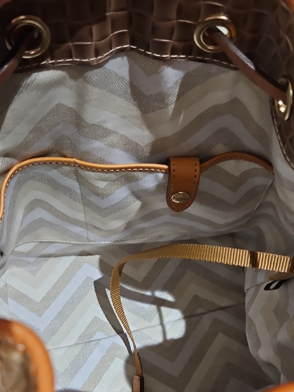 🤎 BIG WEEKEND SALE Dooney & Bourke Taupe Drawstring Hobo Bag - Picture 8 of 16